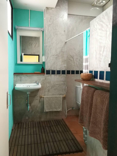 Bathroom 3, 60 Bluehouse - Hostel, Muang Chiang Mai