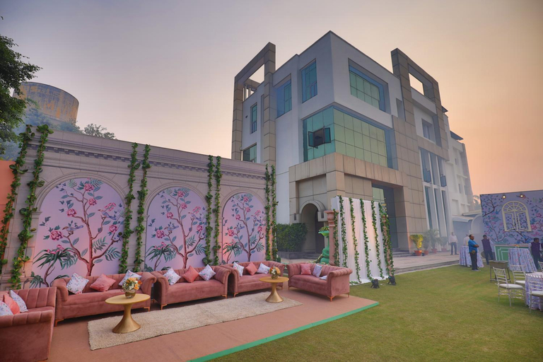 Exterior & Views