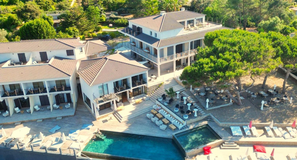 Exterior & Views