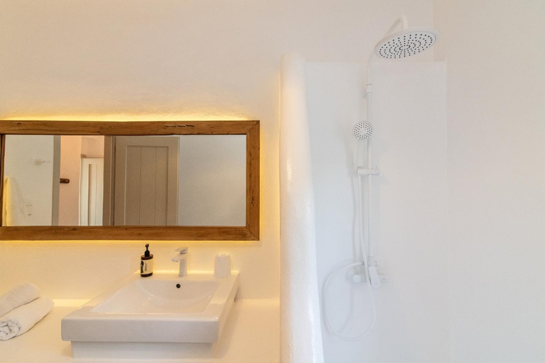 Bathroom 2, Enea by TinosHost, South Aegean