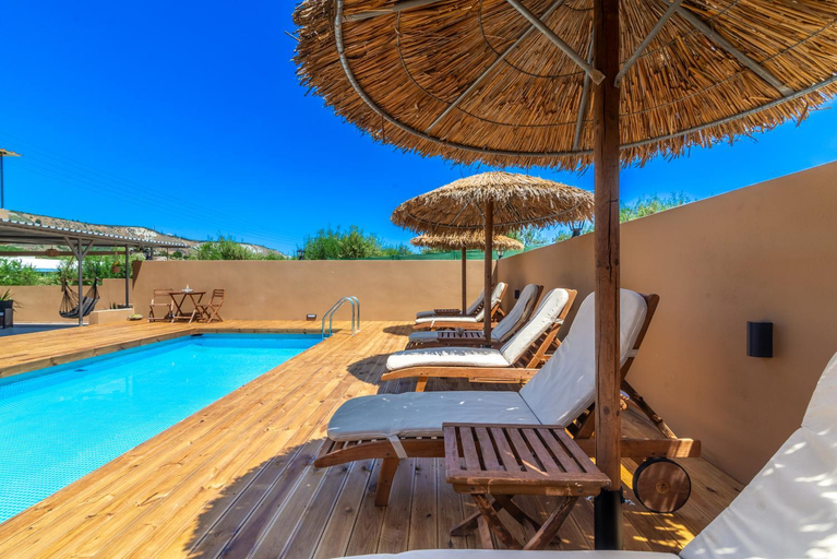 Sport & Beauty 2, Countryhouse Villa with pool & private parking, Crete