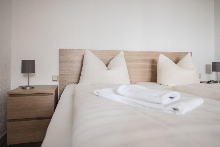 Bedroom, Toschis Station-Motel-Wirtshaus-an der Autobahn-Bowling, Schmalkalden-Meiningen