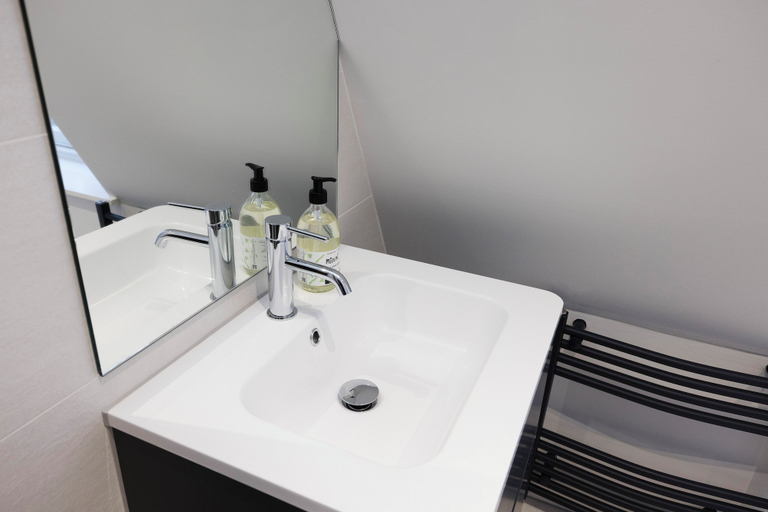 Bathroom 2, JOIVY Rose South Apartments, Edinburgh
