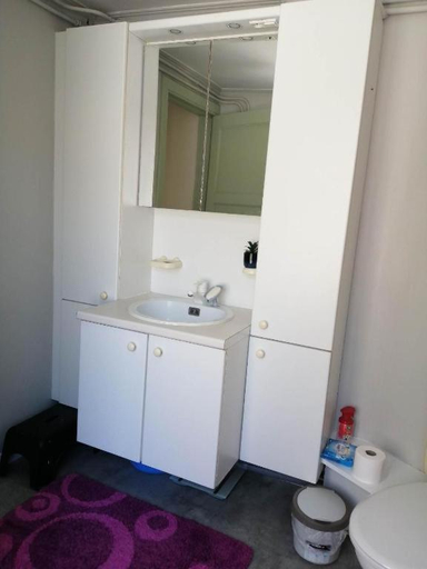 Others 4, Simpele slaapkamer Geraardsbergen, Oost-Vlaanderen