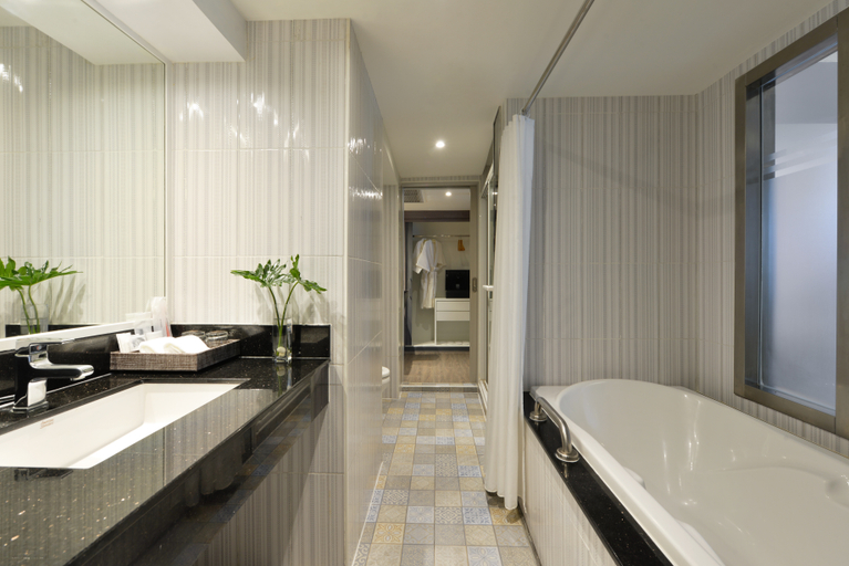 Bathroom 10