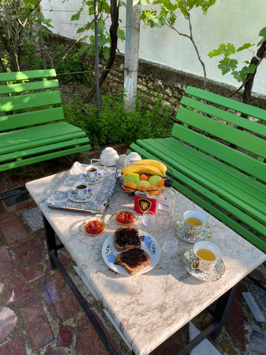 Food & Drinks, Vila Nea, Beratit