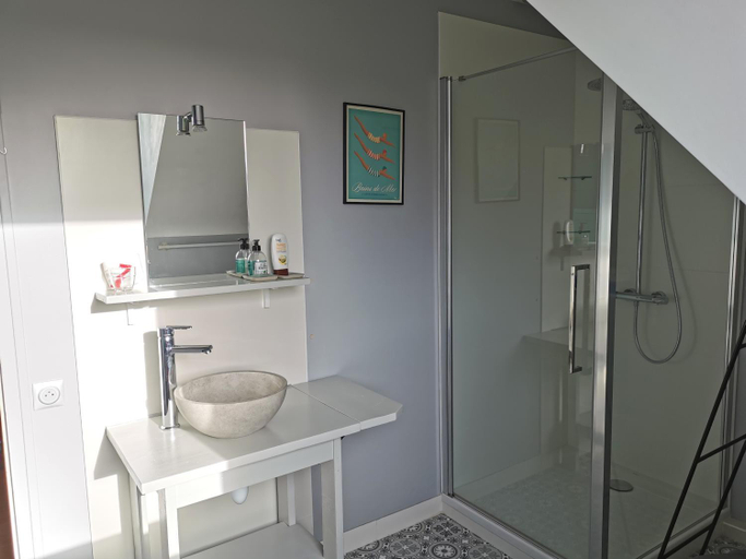 Bathroom 2, Plage du Pont - Chambres d'Hotes, Ille-et-Vilaine