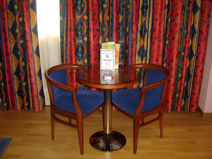 Others 4, Motel Trebol, Pontevedra