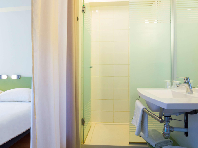 Bathroom 3, Ibis Budget Valence Sud, Drôme