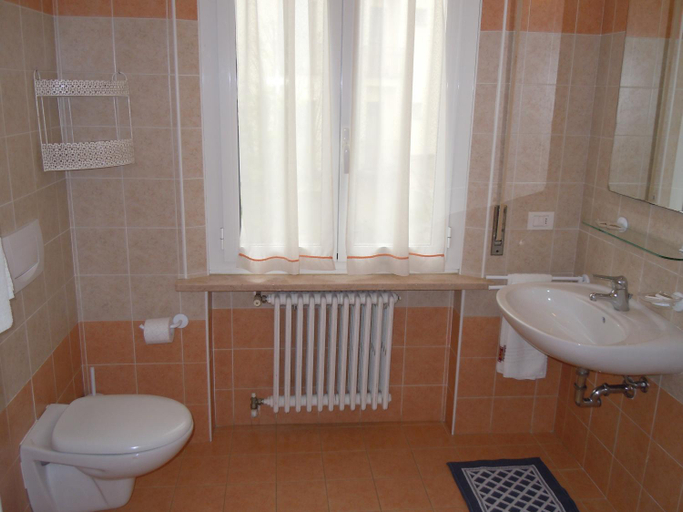 Bathroom 3, Albergo Elvira, Parma