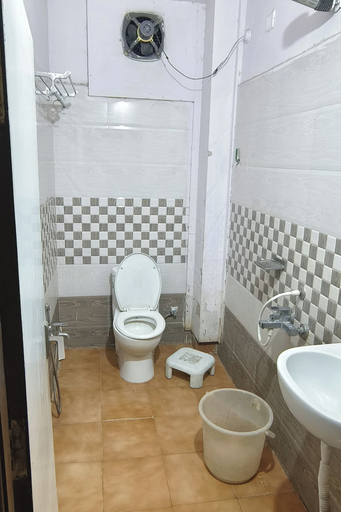 Bathroom 3, Hotel Diamond Park, Madhapur, Hyderabad
