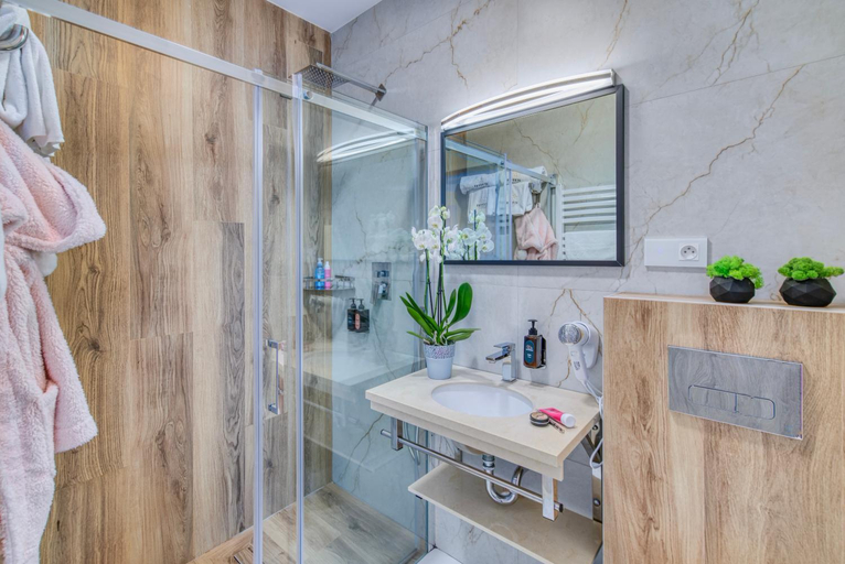 Bathroom 10