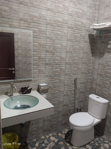 Bathroom 5, Wisma Premium, Palangkaraya