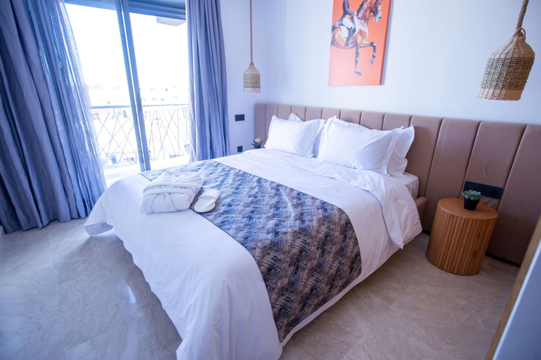 Bedroom 2, COME HERE, Casablanca