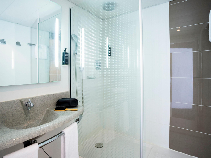 Bathroom 5, Ibis Styles Lille Neuville-en-Ferrain, Nord