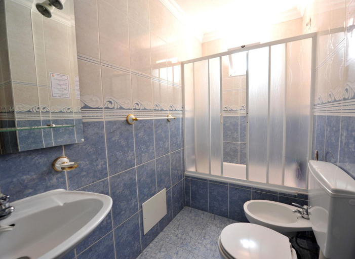 Bathroom 10
