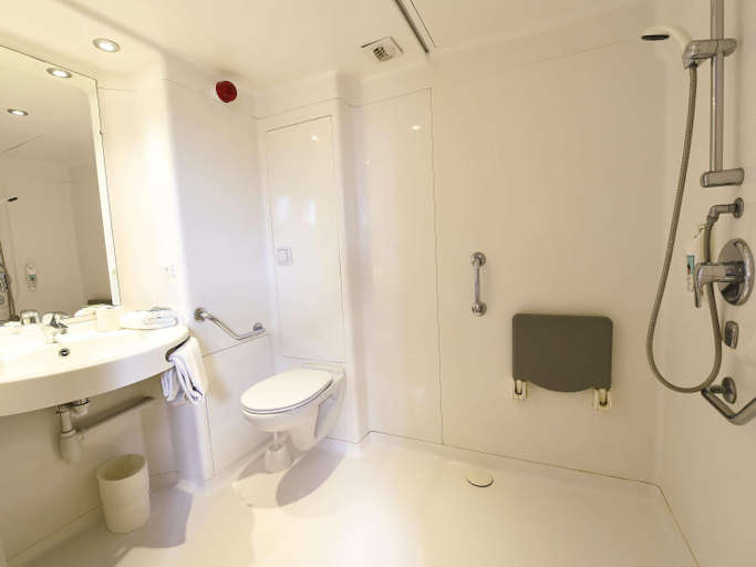 Bathroom 4, ibis budget Dijon Saint Apollinaire, Côte-d'Or