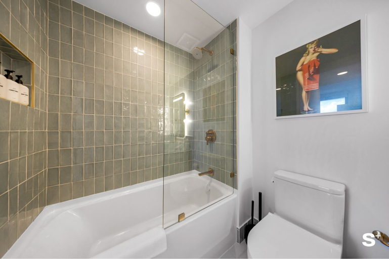 Bathroom 2, Downtown Haven Sleek 1-BR with Vistas, Miami-Dade