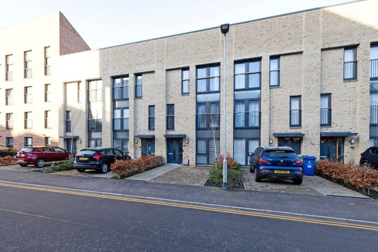 Exterior & Views 2, JOIVY Stylish House with Garden, Glasgow