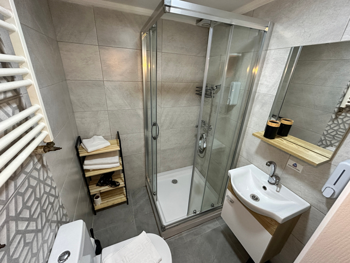 Bathroom 5, New Pera Hotel, Beyoğlu