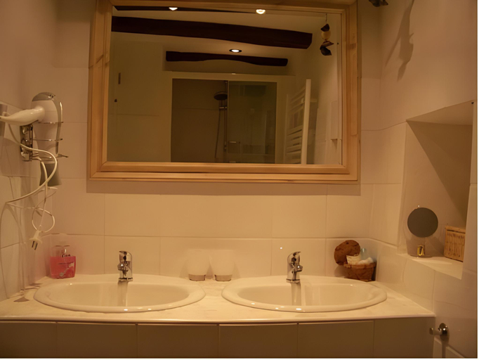 Bathroom 3, Domaine de Cadenne, Tarn-et-Garonne