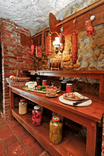 Food & Drinks 4, Vila Ambient, Cristian