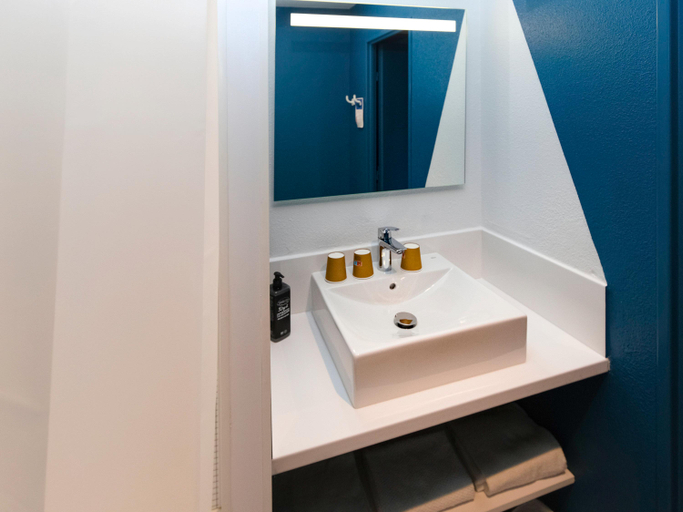 Bathroom 4, ibis Budget La Teste Bassin d'Arcachon, Gironde