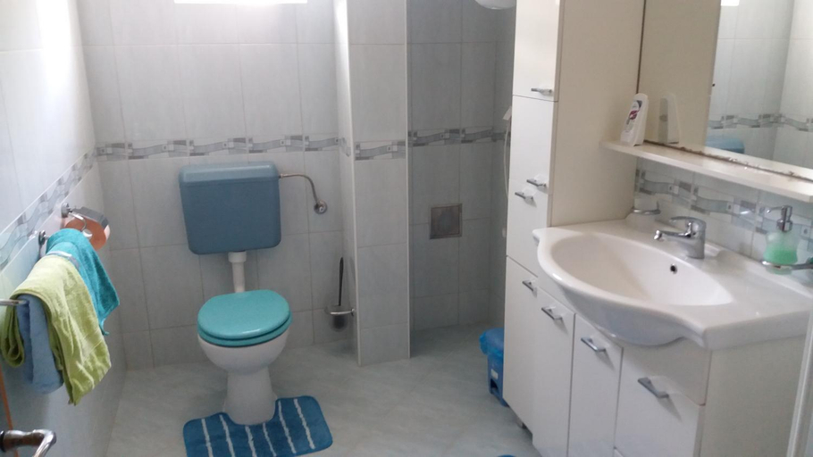 Others 4, Apartmani Stojan, Povljane