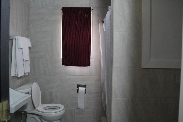 Bathroom 3, Pleasant Hill Motel, New Castle