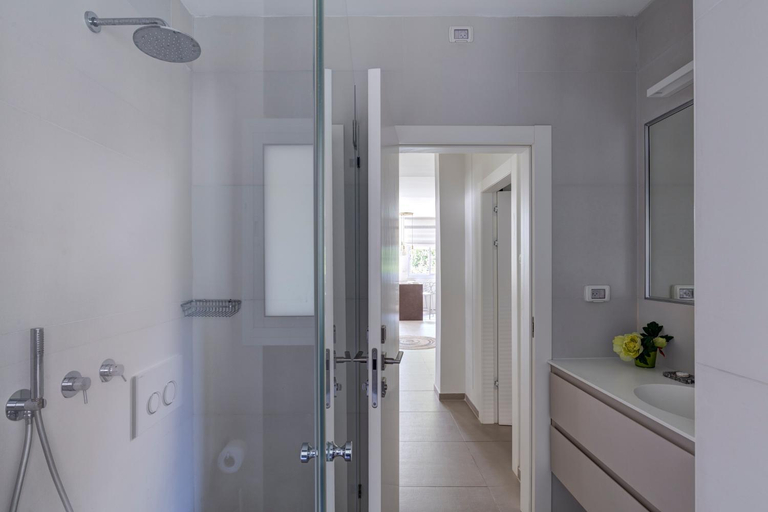 Bathroom 2, Ella SR by TLV2rent