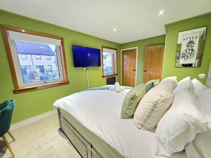 Bedroom 3, Quirky 2-Bed with Free Parking, Renfrewshire