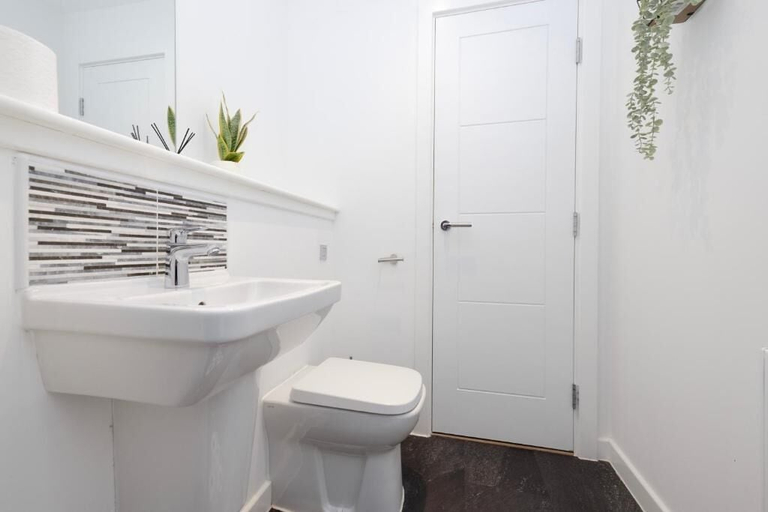 Bathroom 3, JOIVY Stylish House with Garden, Glasgow