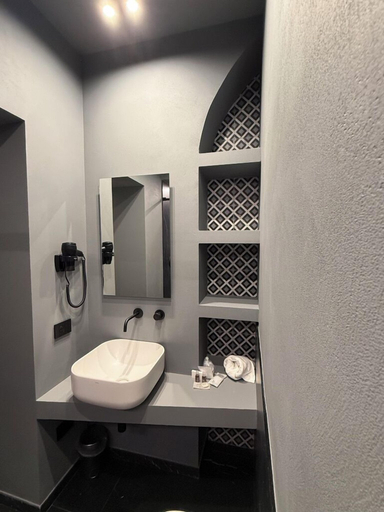Bathroom 4, Volta 70, Napoli