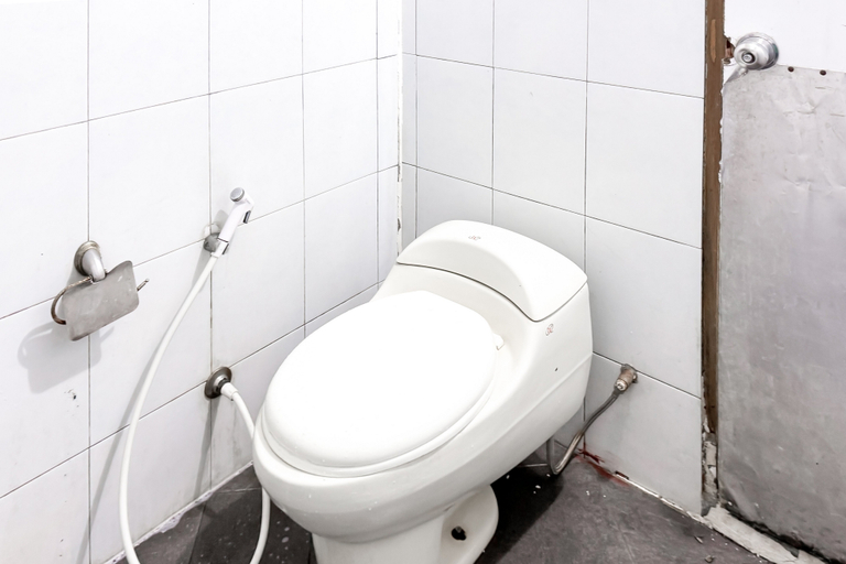 Bathroom 3, RedDoorz @ Argapuri Resort and Campsite Ciwidey, Bandung