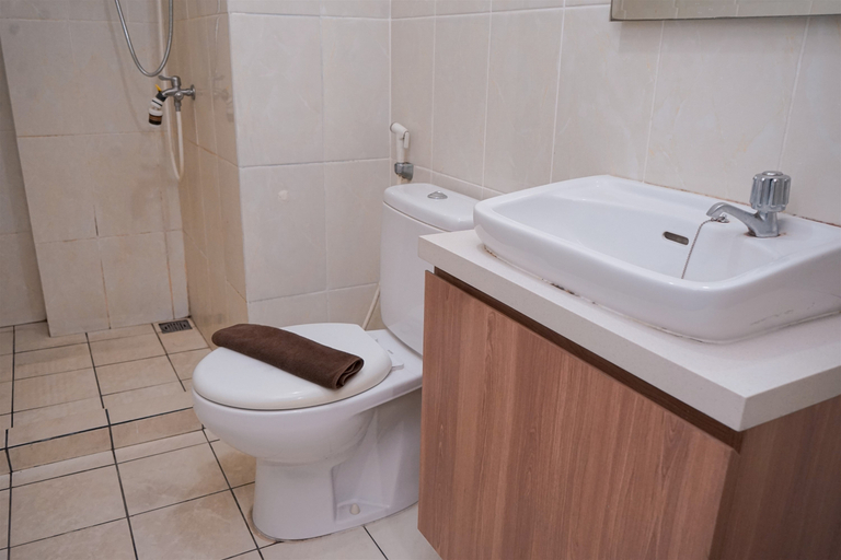 Bathroom 5, Comfortable and Strategic 2BR Apartment M-Town Residence By Travelio, Tangerang