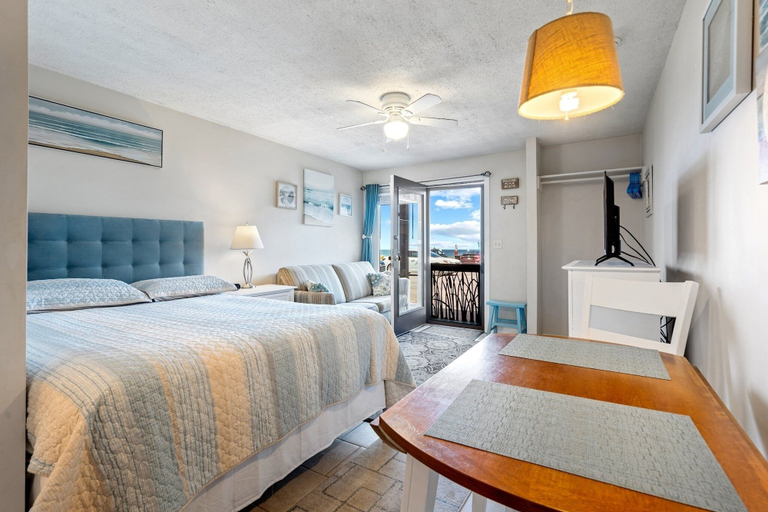 Beachfront Bliss Cozy Studio!, York
