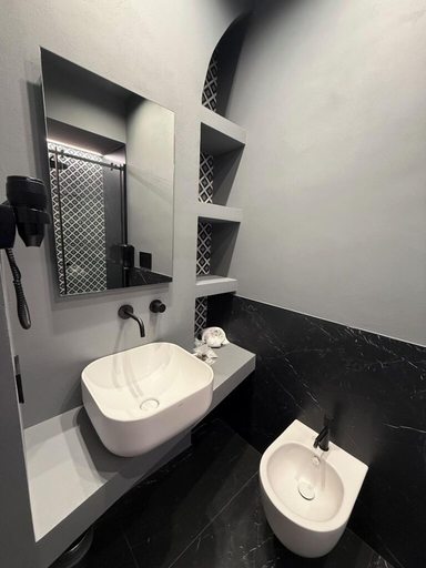 Bathroom 4, Volta 70, Napoli