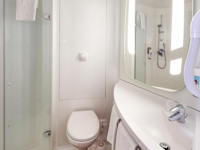 Bathroom 3, ibis Cholet, Maine-et-Loire