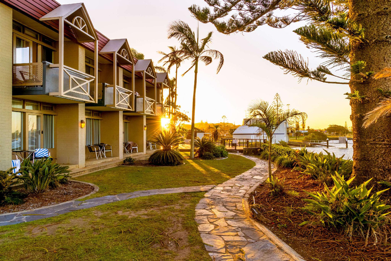 Exterior & Views