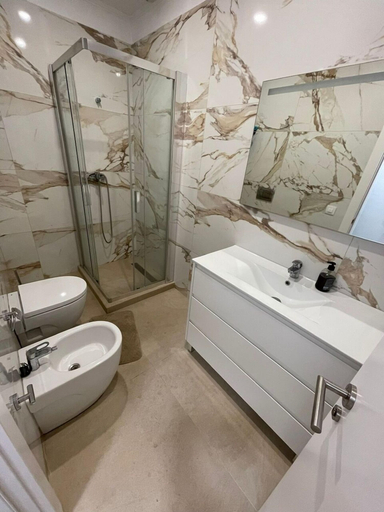 Bathroom 2, Meridiana Apartments, Barcelona