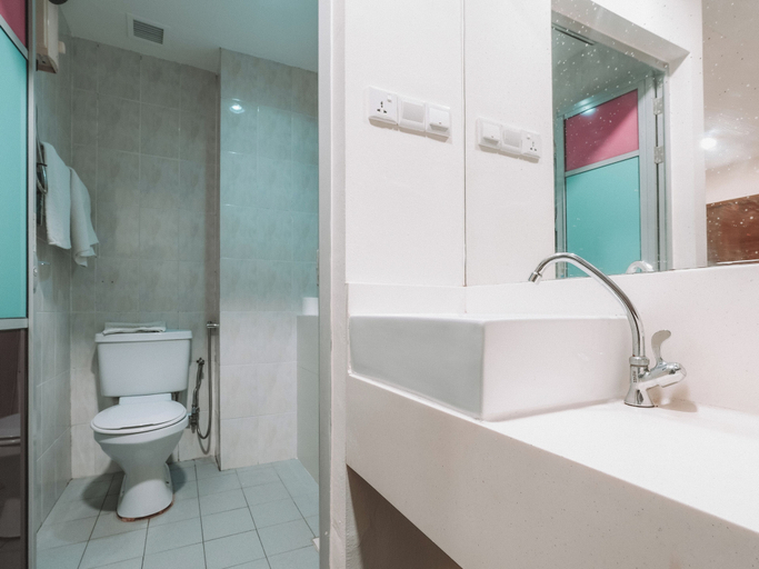 Bathroom 5, A Hotel Desker, Stay from 10PM to 9AM, Singapura