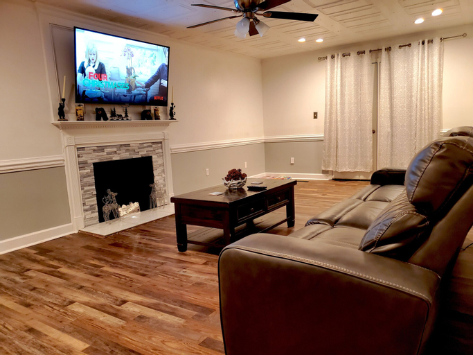 Kernersville Hot Tub  Pool  Arcade Gym Wifi Coffee, Forsyth