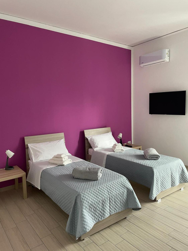 Bedroom 2, Sunshine Rooms, Salerno