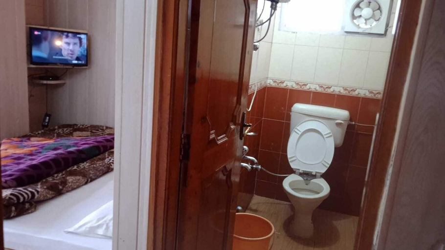 Bathroom, Hotel Harbans Shimla, Shimla
