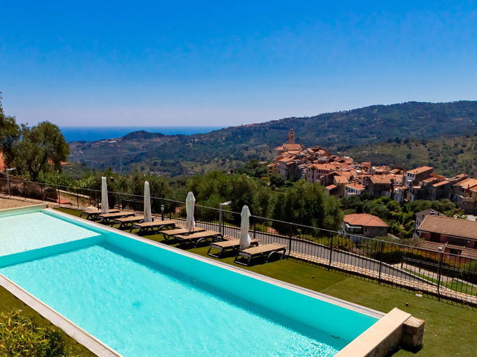 Gloria del Mare - swimming pool with nice sea view, Imperia