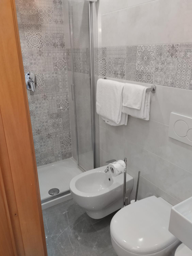 Bathroom 2, Hotel Tiffany, Savona