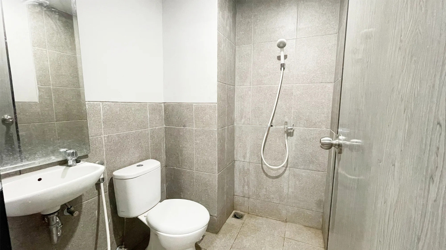 Bathroom, Apartement Riverdale By NamRoom, Cikarang