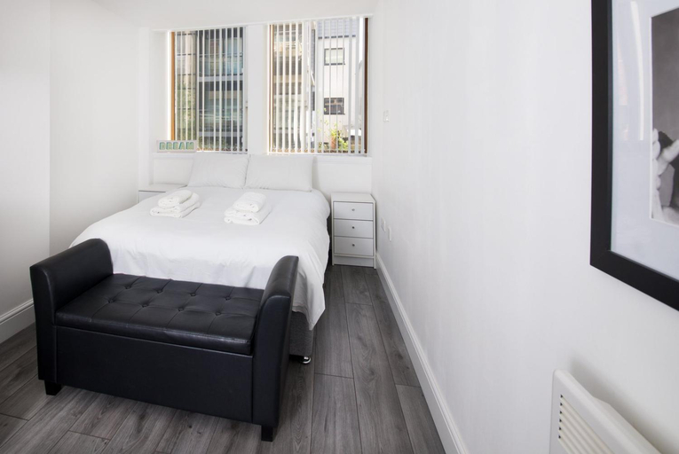 Bedroom 5, GuestReady - Monochromatic Retreat, Sefton