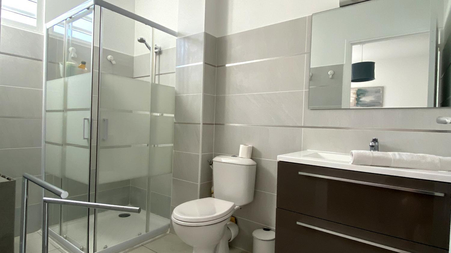 Bathroom, Les Ecrins, Anse Mitan, tres beau F2, vue mer, proche plage, Les Trois-Îlets