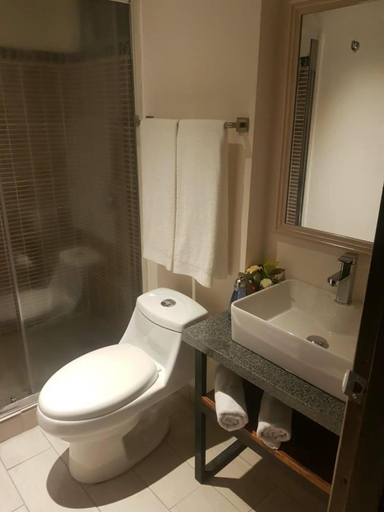 Bathroom 4, LOP Inn, Belén